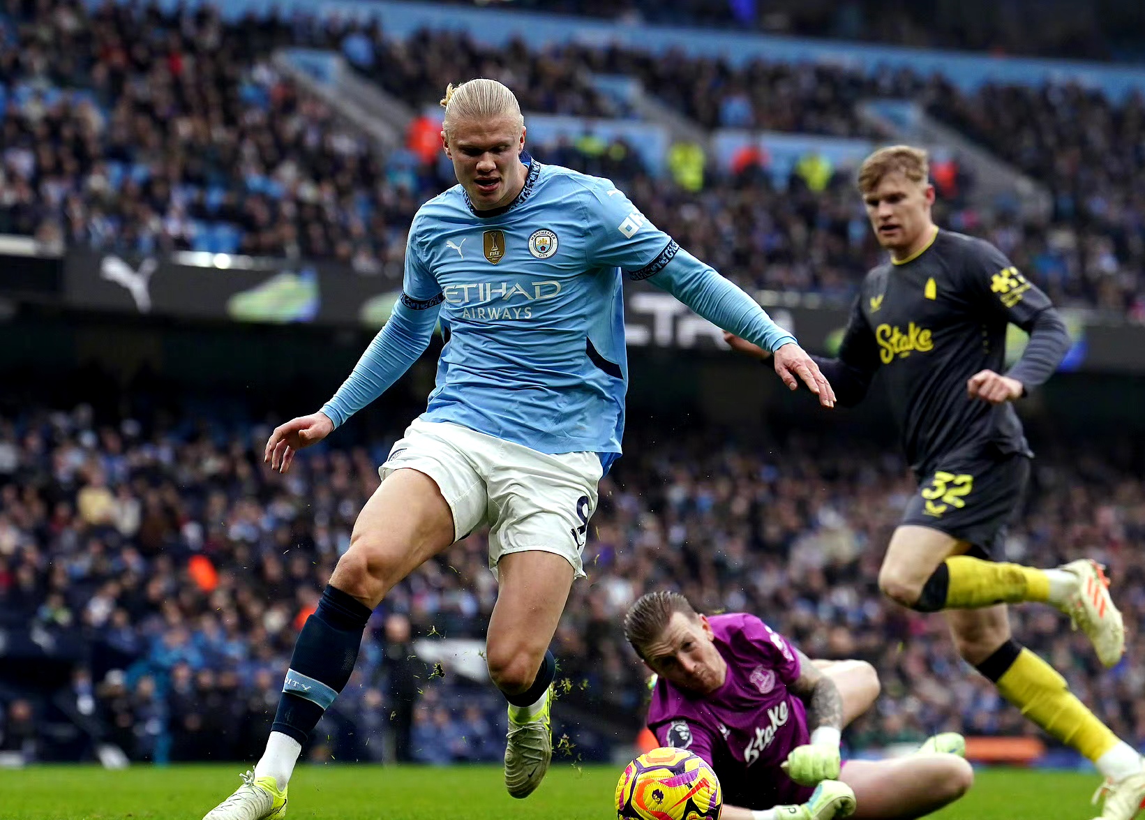 包含曼城发布备战花絮；赛后单刀错失；英超任务艰巨；纪律约束更严格的词条