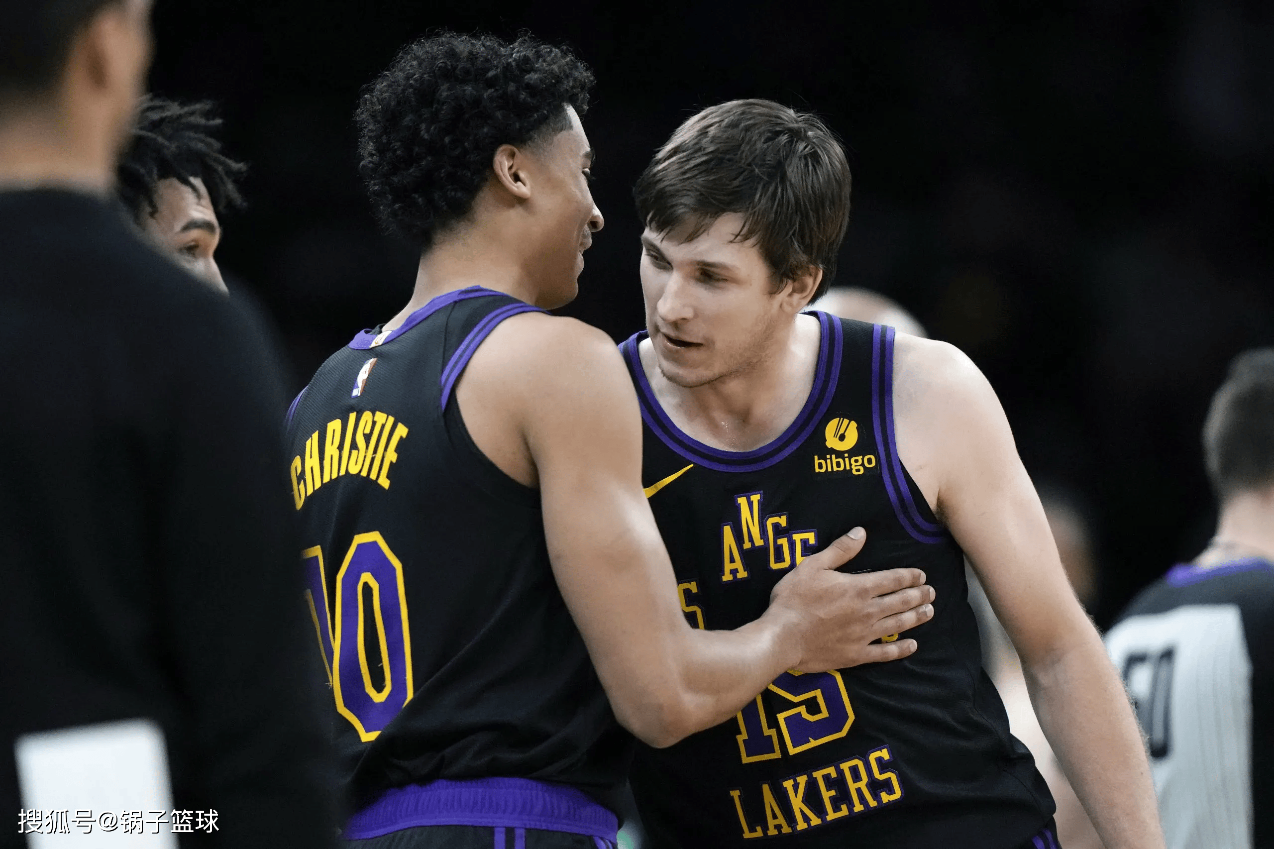 包含从赛后洛杉矶湖人调整名单以备CBA季后赛到赛前纽约尼克斯备战NBA季后赛，圣安东尼奥马刺围绕德甲扳平良机的词条